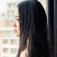 “手中的手”，远离模特丈夫