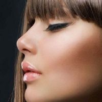 就像鼻子的珠子代表命运的女人