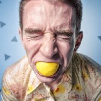 右侧中间有良好的头发吗？什么是眉毛？