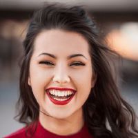 女人的左脸在哪里？女人在哪里？