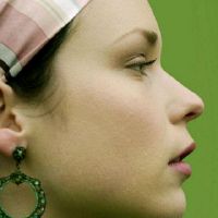 什么命运是一个圆形女人,脸上有一名圆形女人