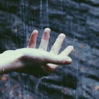 女人有异性朋友贵人相助的手相