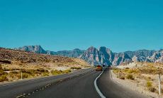 如何选择适合水命人的客厅挂画以增加财运？