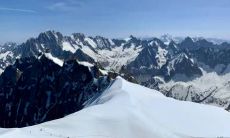 祭灶节:一年一度传统民俗节日,灶王赐福,重要的祭祀活动,人们秉承古老的民间传统,美食佳肴飘香,一家大小欢聚一堂共度团圆时光。此节期间,不仅有食物种类与用料的丰富变化,更有令人向往的吉祥寓意和仪式程序,彰显了中华民族的文化底蕴和风俗习惯