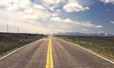 女性办公桌上如何布置,以让风水流向顺畅、事业事宜顺遂?