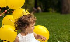 与草字头有关的字中,大多选用什么主题?在芷字中,与哪些字搭配听起来更加优美时尚?