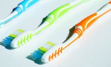 女性梦见自己在刷牙:一个梦境的分析与解释,这个梦境带有什么隐含的情感和象征意义?