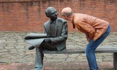 如何通过金蟾蜍的正确摆放来吸财聚财达到财富累积的目的？