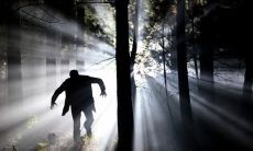 女性在梦中被追杀逃命的象征意义以及可能所包含的预示信息是什么？