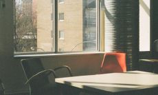 女人做梦梦见自己重新回到学校继续学业，这个梦境是否透露着什么特别的信息或暗示？