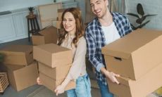 夫妻共眠中，男方应选哪一侧? 婚床布置大揭秘!