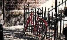 初七是否真的绝对禁止出门?若必须外出,有哪些化解方法可以采取?