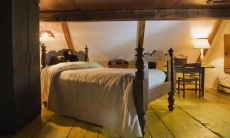 破解属狗人卧室风水之谜：如何选择适合属狗的房间方向？