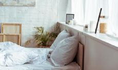 在卧室装饰中挂上紫气东来的葡萄画作品,如何选择方位?