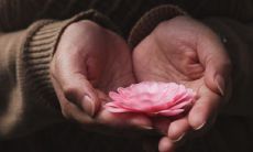 女性手相解析：掌纹分析9种手相，带给你好运的手长什么样？