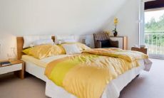 如何选择适合学生卧室的床头挂画以及挂画时需要注意的细节?