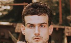 左脸长一根白色头发的命运学说:预示吉祥还是不吉之兆?