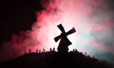 做梦见死去的人只咧嘴而不言的笑,这象征着什么预兆呢?