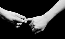 如何识别吸引异性的桃花运手相？揭秘万人迷手相的秘密！