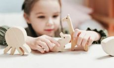 如何选择一个好听且稳重的名字,以适应2022年7月13日出生的五行缺金男孩?