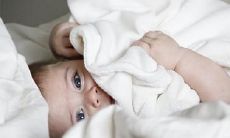 婴儿床对婴儿和家庭风水影响的探讨:将床尾朝向门的布置是利好还是劣势?