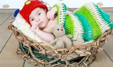 在家中如何确定合适的婴儿床布置位置并确保安全?