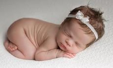 如何正确放置婴儿床以使其安全又舒适：探讨婴儿床放置在父母床尾的适宜性及放置方式