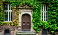 床放在门口对面是风水学中的重要问题,如何正确摆放床铺才可避免负面影响?