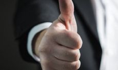 为什么小拇指经历了三次考验后仍然贫穷?