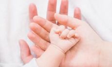 如何在风水角度上选择婴儿床的左右位置以取得最佳效果？