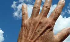 在手相学中，生命线断开、错位或延伸的情况如何影响命运？