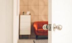 宿舍床摆放的风水禁忌:探讨床对着门口的传统说法和现代观点