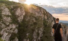 通过对不同日柱的分析,探究2022年吉凶运势的差异