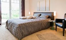 如何在床头靠窗的房间里享受更好的睡眠？一份详尽的解决方案图解