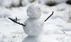 女人梦见大量覆盖地面的厚积雪,代表着什么样的神秘暗示或预示?