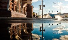 当女人梦到自己陷入洪水中并逃过一劫，这意味着什么？