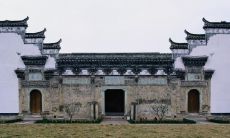 收录了吉利公司在各地的著名建筑上所悬挂的各种四字匾额的完整清单