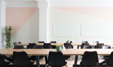 办公室最佳风水布局：对于坐西朝东的位置，应该朝哪个方位摆放？