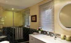 如何解决睡房与厕所门的朝向问题，当睡房门对着厕所门时的情况？