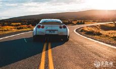 属鼠的人选购汽车时是否适合购买奔驰呢？或者，属鼠人们应该经营哪些类型的店铺呢？