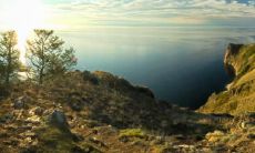 如何在选取墓地时注意地理风水因素,避免风水煞气,保障先人身后安宁?