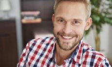 悠久历史背景下，探索人类面相学的古老文化传统中，呈现出一种独具特色的男人面相：男人鼻梁中间带疤的神秘面相揭秘