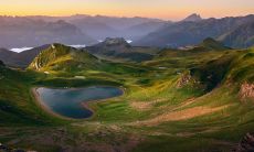 闰年历法中闰二月出现的计算方法及其周期长度是多少年一次?