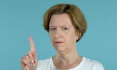 脸上有斑的女性的命运：关于泪堂在面相中的位置问题