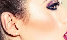 面相来看，这个女人缺乏感情，而且鼻梁并非非常挺拔