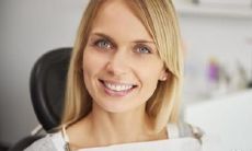 颧骨高且被丰厚肉组织包裹的女性面容特征