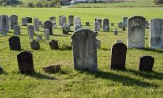 哪些特征会使坟地成为最好的安葬场所?哪些物品应当避免放在墓穴中?