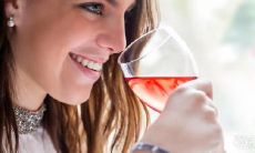 揭秘相貌好的人是如何拥有美丽容颜的:前世因果量化探究与手相分析