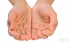 女性的左手食指下方有痣,这是好的吗?探析手指痣的相学含义