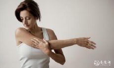 女性是否拥有左肩上的大黑痣会影响其命运？身体痣的分布是否关联着命运？